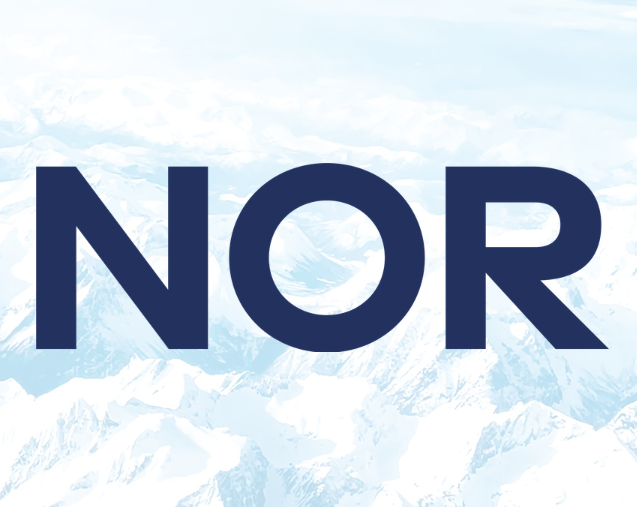 Logotipo NOR sobre un paisaje de montañas nevadas de Noruega